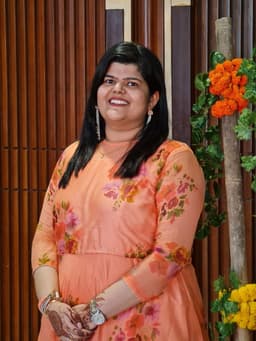Surbhi Mantri — Astrologer, Tarot Consultant, Mentor & Life Coach